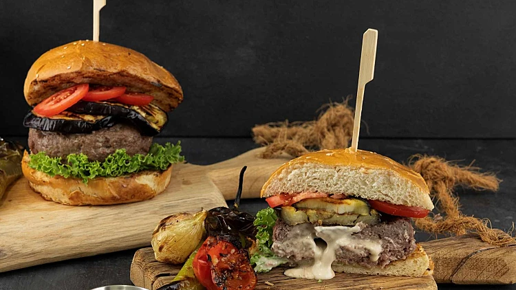 המבורגר במילוי טחינה