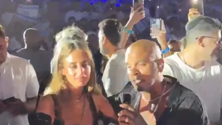 בהופעת הענק בבלומפילד: אייל גולן שר לחטופה ששוחררה