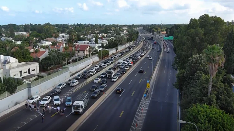 "שבוע ההתנגדות": מפגינים חסמו כבישים בקריאה לבחירות