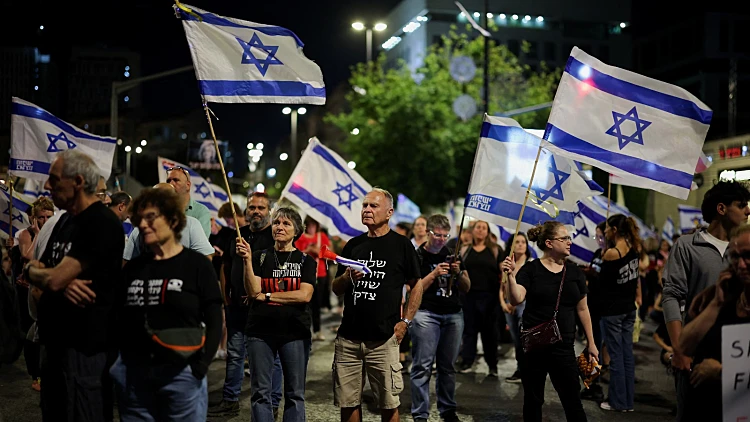 הפגנת אלפים נגד הממשלה מול הכנסת: "זמן להכריע, בחירות עכשיו"