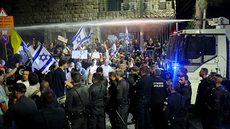 עימותים ועצורים ליד בית רה"מ בי-ם; רופאה נפגעה בעינה ממכת"זית