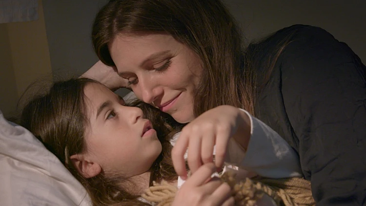 "הילה" גדוש בשתיקות מעיקות אבל גם באינספור רגעים מרגשים