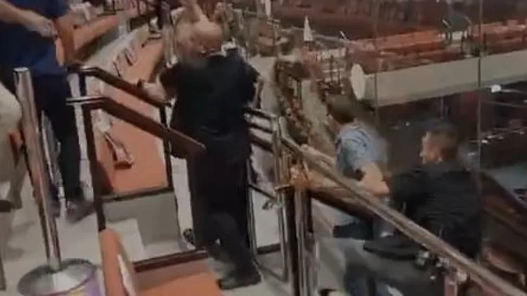 מפגינים נגד הממשלה הניפו שלטים בכנסת: "אתם גמורים" | צפו