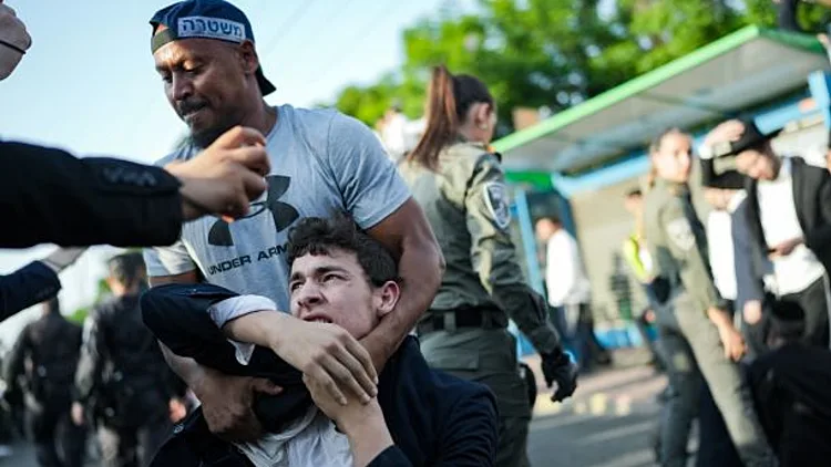 סערת חוק הגיוס: חרדים חסמו את כביש 4, עימותים נרשמו במקום