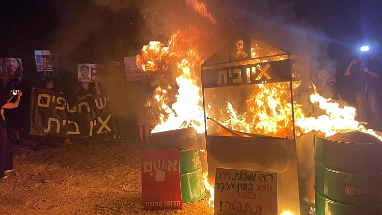 "אין בית עד לחזרת החטופים": אלפים הפגינו מול מעונות נתניהו