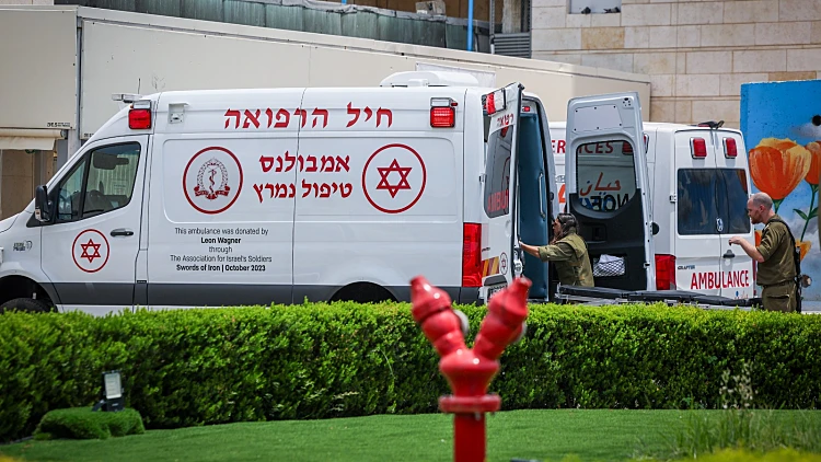 אמבולנס של חיל הרפואה בכניסה לבית החולים זיו בצפת