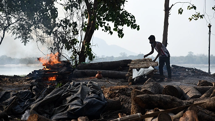 Guwahati,,india.,25,april,2021.,municipality,worker,at,a,crematorium