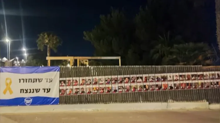 "המלחמה גם בבית": האקטיביסט ממצפה רמון שתולה שלטי חטופים