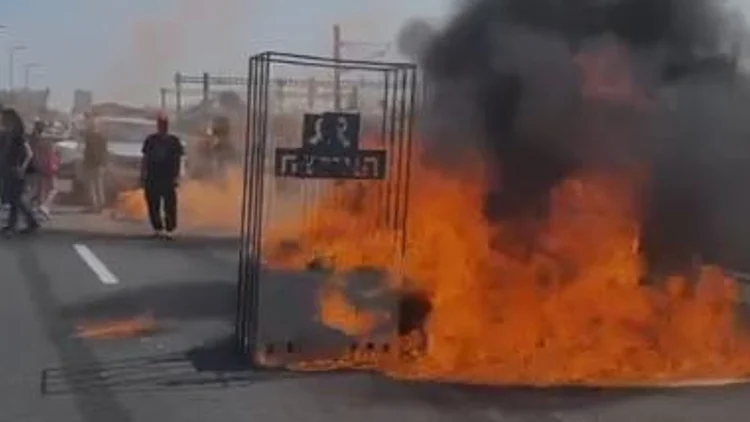 כלוב בוער באיילון, מוחים חסמו כבישים: "נתניהו ויתר על החטופים"