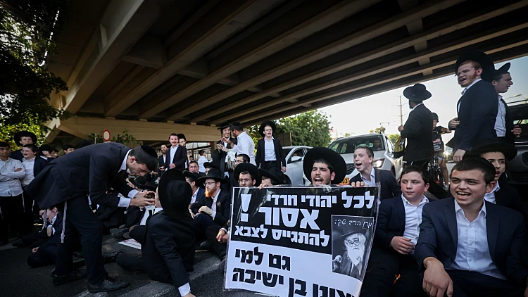 מפגינים חרדים חוסמים את כביש 4 במחאה על חוק הגיוס