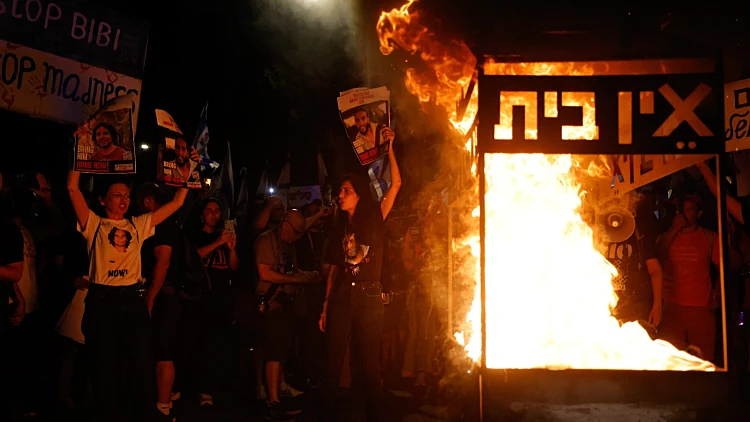 אלפים הפגינו נגד הממשלה בי-ם: "אם לא נפיל אותו, הוא יפיל אותנו"