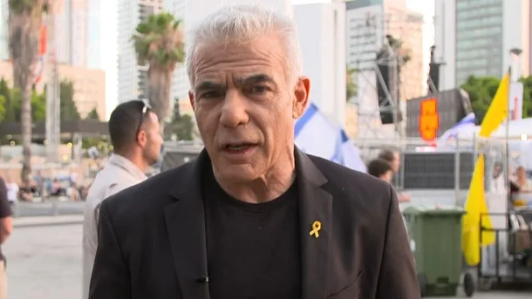 לפיד רומז למגעים עם דמויות בליכוד: "יש שיחות, הממשלה תיפול"