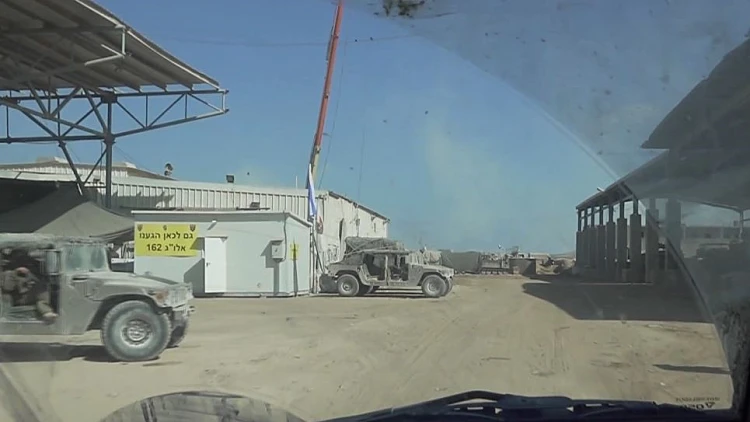 "מי אמר שבעזה אין מקלחת": עם תומכי הלחימה, בבסיס צה"ל ברפיח