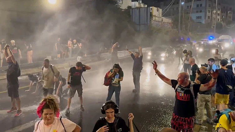 עימותים בין כוחות משטרה למפגינים בתל אביב, שניים נעצרו