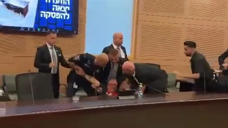 מהומה בכנסת: אח של חטוף הוצא בכוח מדיון בוועדת החוקה
