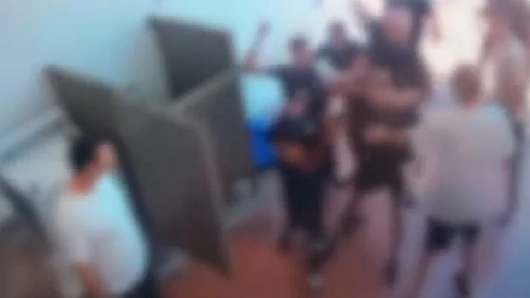 "באגרופים ובסטירות": 3 עצורים מואשמים בתקיפה חמורה בכלא