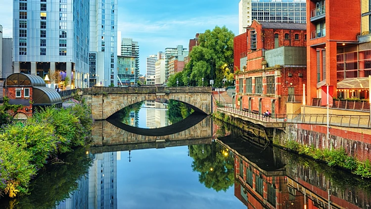 River,irwell,banks,in,m מנצ'סטרanchester,city,centre,,england