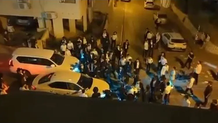 באישון לילה: עשרות חרדים קיצונים תקפו קצינים בכירים בבני ברק