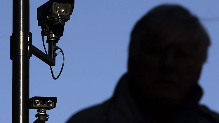 המבקר: מצלמות אבטחה בערים יכולות לתעד תושבים בבתיהם