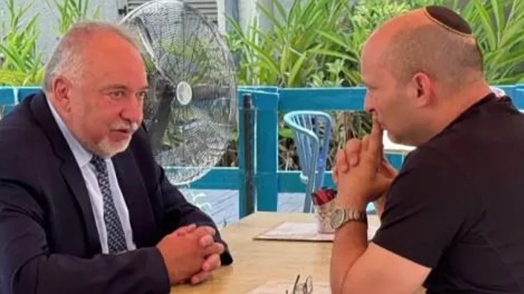 נערכים לבחירות? ליברמן ובנט נפגשו, וסיכמו: "לא נתקוף אחד השני"