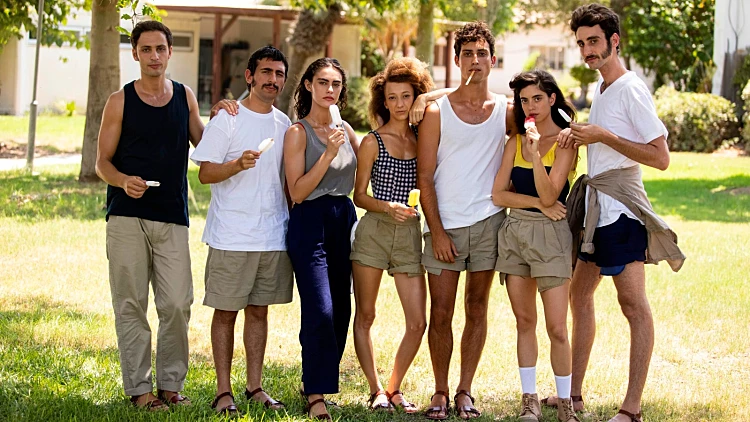 הסרט הזה צולם בעוטף שנים לפני הטבח. קשה לצפות בו בלי להצטמרר