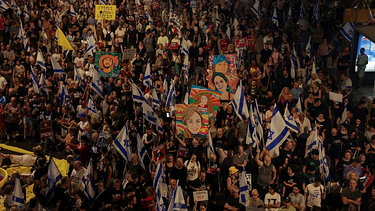 רבבות בהפגנות; חטופה ששוחררה לרה"מ: "רק סובלים? אמירה עצובה"