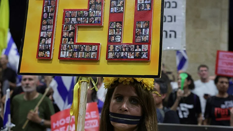 הפגנה בנתב"ג למען החטופים ונגד הממשלה, לפני המראת נתניהו לארה"ב