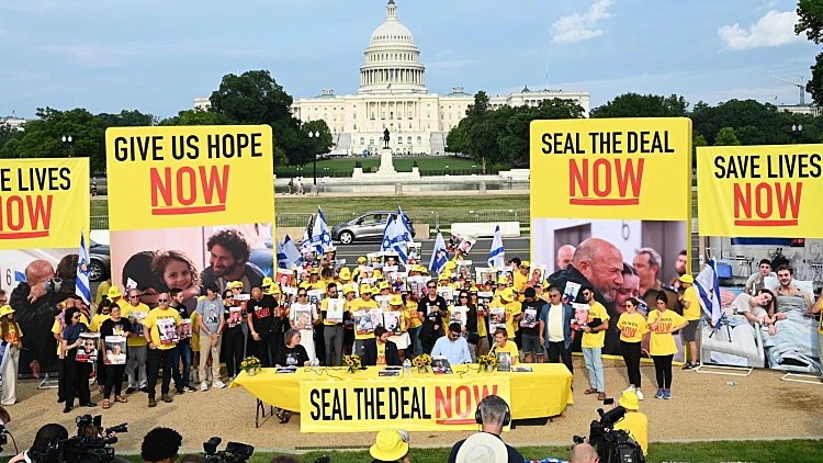 משפחות חטופים הפגינו מול הקפיטול: "החזירו אותם עכשיו"