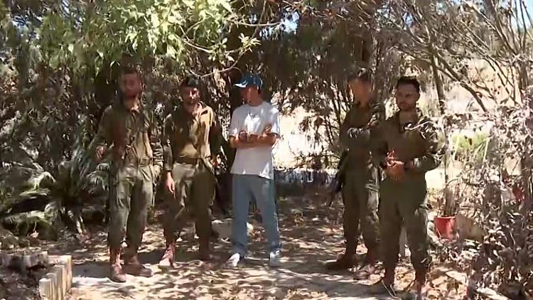 "היה סיכוי שלא נצא": בחזרה לבארי, עם הצנחנים שלחמו מבית לבית