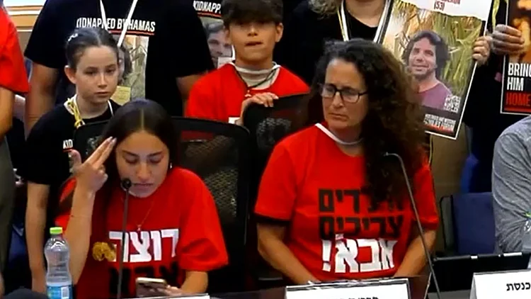 החטופה ששוחררה לח"כים: "אבא שלי בשבי ואתם יוצאים לפגרה?"