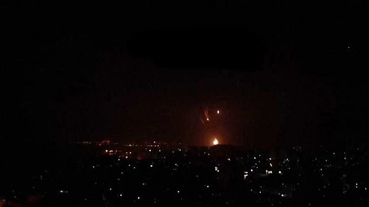 דיווח: שדה תעופה בחומס הותקף; מטחים נורו לצפון