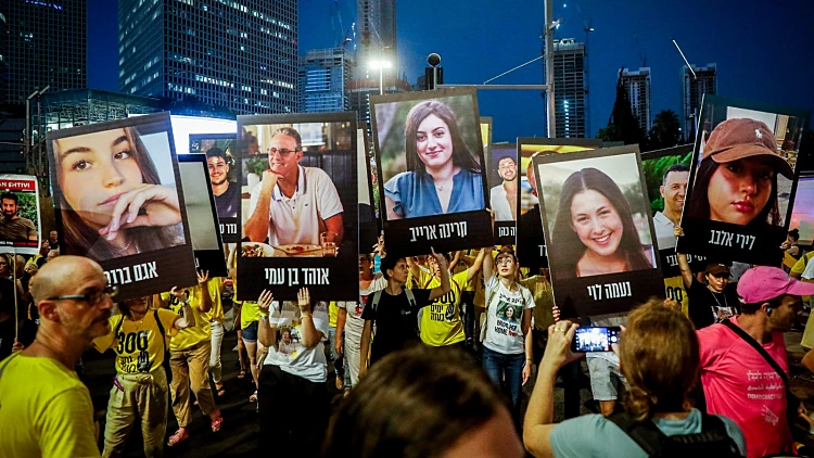 "די לטרפד": קרובי חטופים ופעילים צעדו בתל אביב