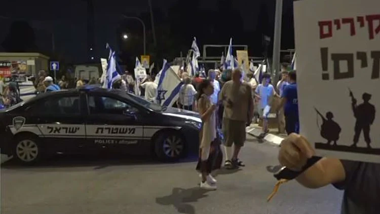 "בתנאים של בלפור": ההפגנות בבית הפצ"רית - והדיון במשטרה