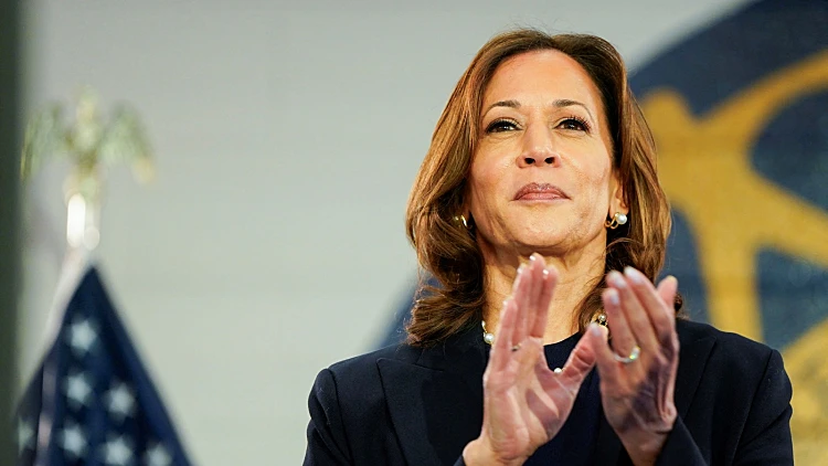 המסר הכפול של האריס: תשדירי הבחירות השונים של סגנית הנשיא