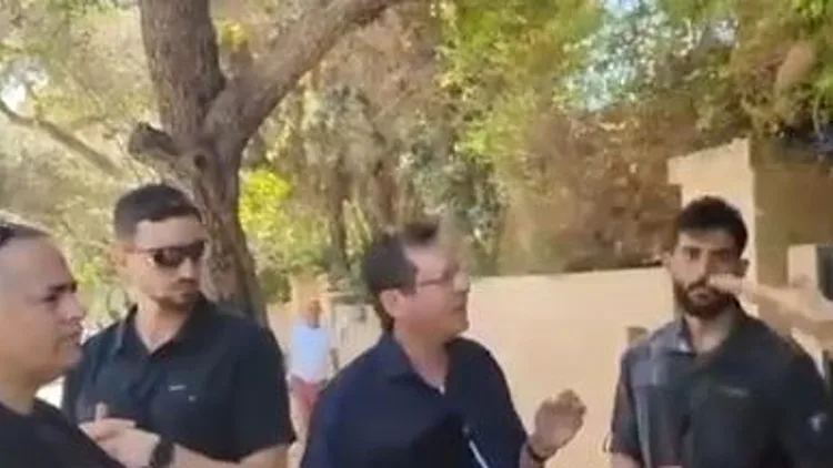 הרצוג למפגינים מחוץ לביתו: "צריך להוציא את הכהניזם מהממשלה"