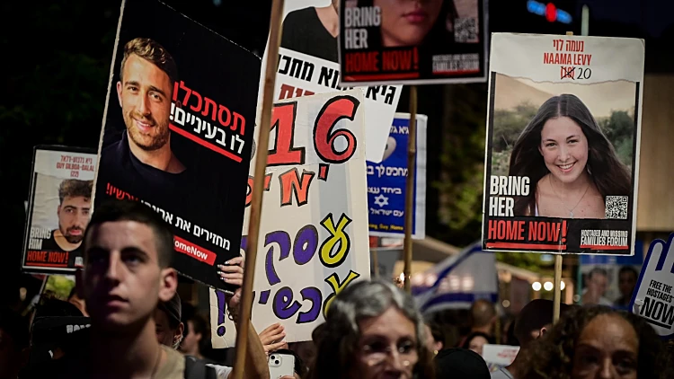 אלפים מחו בת"א, מדורות הוצתו בבגין: "עסקה - או מלחמה ארורה"