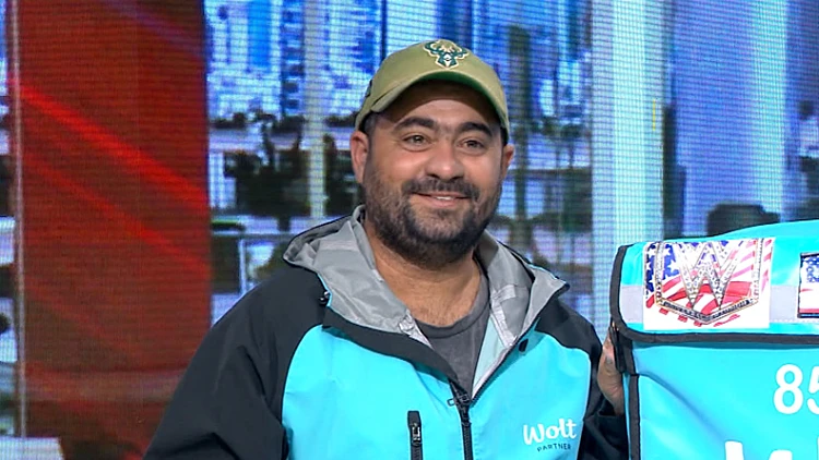 השליח שהפך לוויראלי מנסה להגיע לאולפן - האם הוא יצליח?