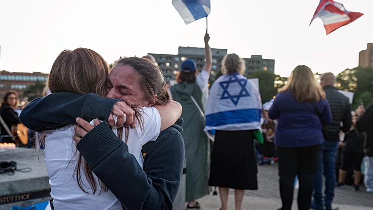 הפגנות הזדהות בעולם: "הלחץ עובד - אנחנו רוצים אותם חיים"