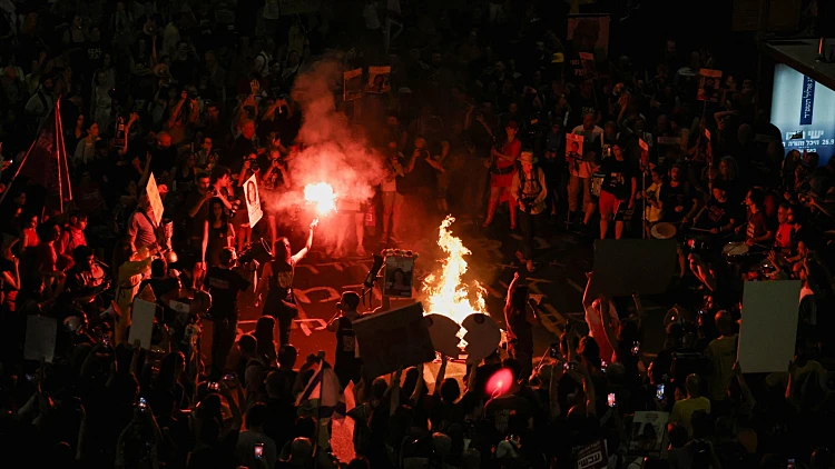 אלפים בהפגנה למען החטופים בת"א: מדורה בבגין, מוחים צועדים לאיילון