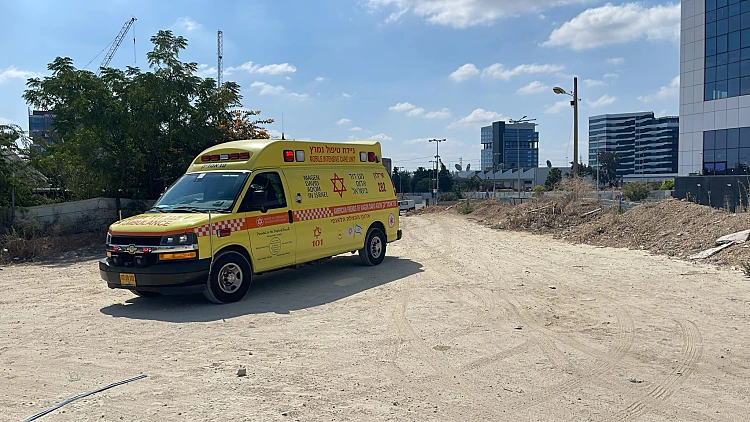 אמבולנס בחולון. ארכיון