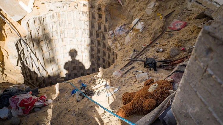 רוחב של מזרן, בלי מים: תיעוד של "מנהרת החטופים" הוצג לקבינט