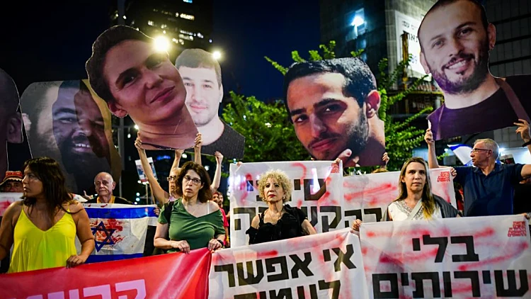 מאחורי אותות החיים: מה אפשר ללמוד משפת הגוף של החטופים?