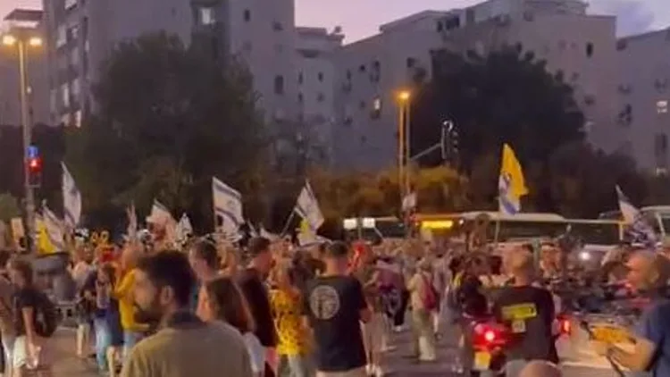 "תפסיקו עם המשחקים הפוליטיים": מחאות מחוץ לביתו של סער בת"א