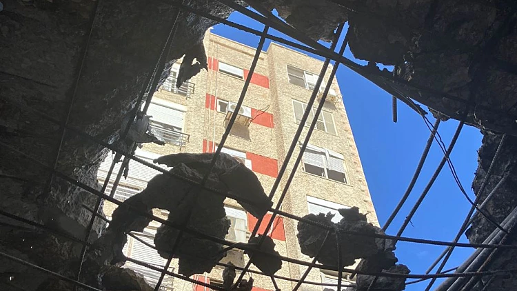 יותר מ-100 רקטות לחיפה ולקריות; פצועה בינוני מפגיעה בקריית ים