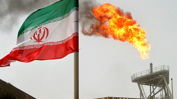דגל איראן ומתקן נפט