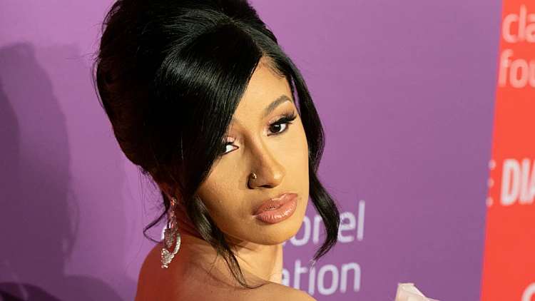 קרדי בי מצהירה: "לא נוגעת יותר באלכוהול לעולם" | רשת 13