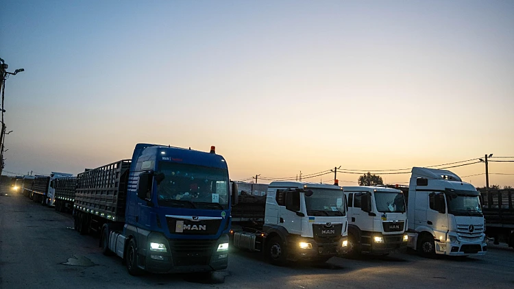 משאיות סיוע הומניטרי במעבר "ארז"