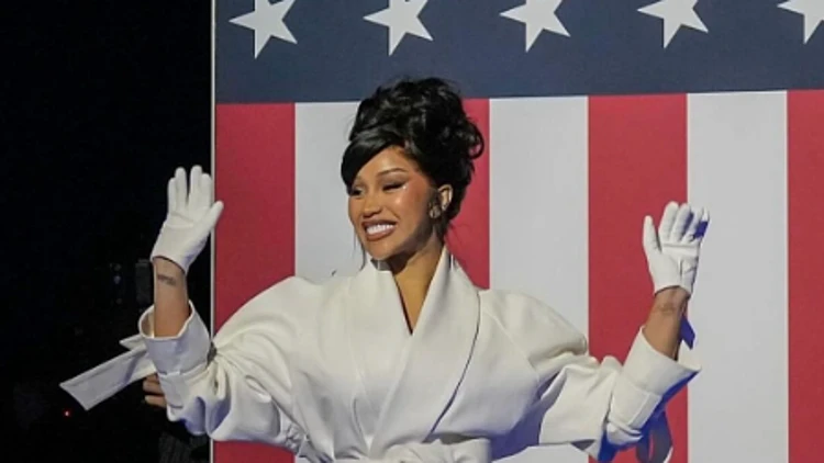 "סליחה, אני קצת עצבנית": התקרית המביכה של קארדי בי בעצרת התמיכה בהאריס | רשת 13