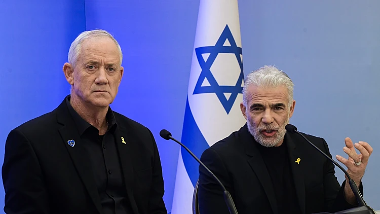 לפיד וגנץ בהצהרה משותפת בעקבות פרשת ההדלפה: "נתניהו לא כשיר"