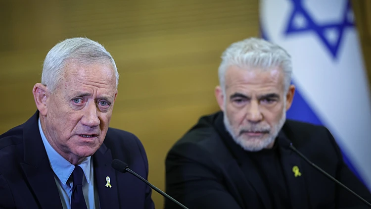 גנץ נגד יוזמת לפיד בעקבות הדחת אדלשטיין: "לא נפקיר את הזירה"